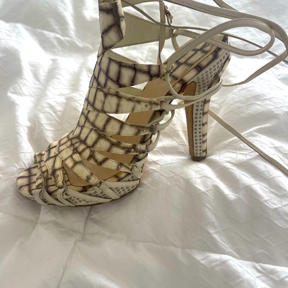 Beautiful 😻 Dior sandals - Picture 2 of 2